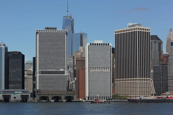 Arquitetura da cidade de Nova York com belo céu azul — Fotografia de Stock