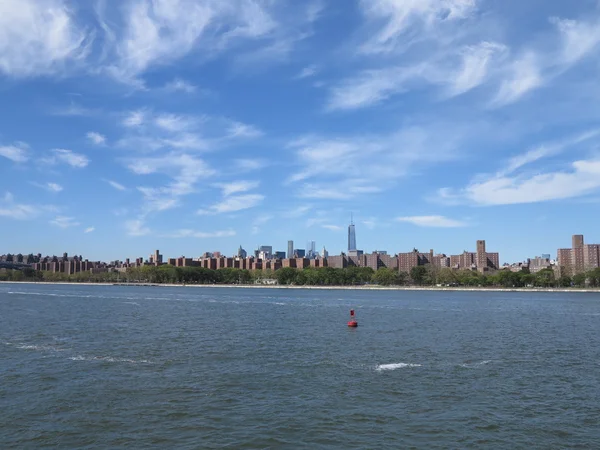 Arquitectura de la ciudad de Nueva York con hermoso cielo azul —  Fotos de Stock