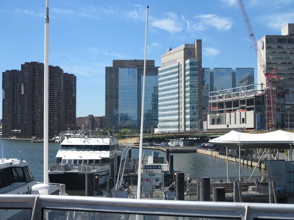 El muelle de la calle 35 del servicio de ferry Silverstreak en la ciudad de Nueva York — Foto de Stock