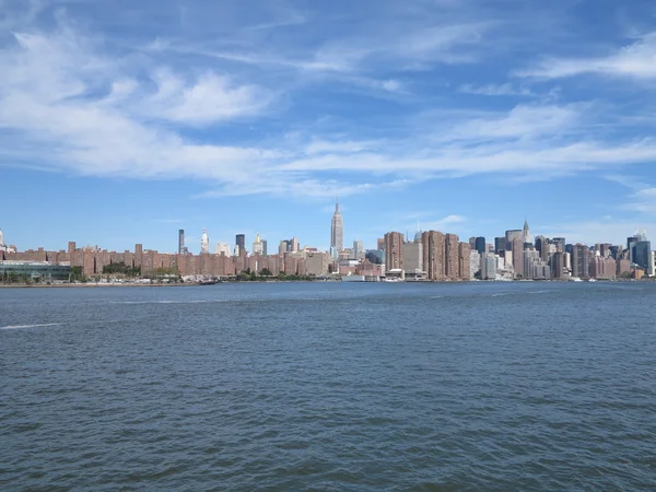 Vista panorámica de la arquitectura de la ciudad de Nueva York con Pretty Blue Sky — Foto de Stock