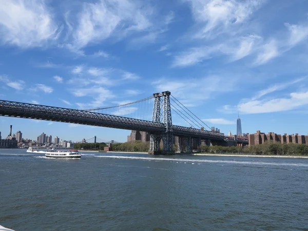 Manhattan bridge med färgglada blå himmel och moln bildas — Stockfoto