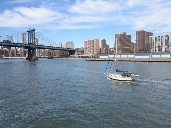 Манхэттенский мост с видом на Нью-Йорк и лодками — стоковое фото