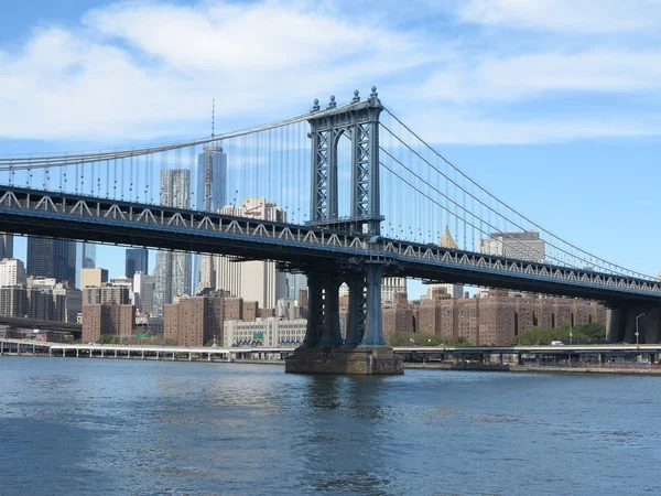 Manhattan bridge z panoramę Nowego Jorku i ładne niebieskie niebo — Zdjęcie stockowe