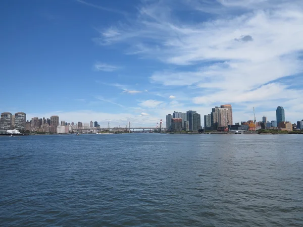 Nowy Jork architektura panoramę widok z ladne niebieskie niebo — Zdjęcie stockowe