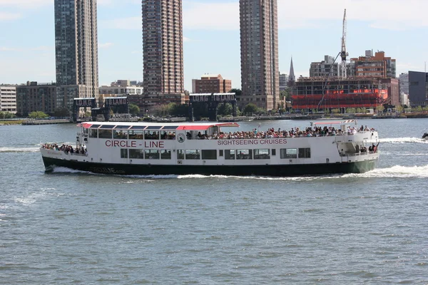 Boot van mensen genieten van de bezienswaardigheden van new york stad terwijl aan boord van de circline cruise boot — Stockfoto