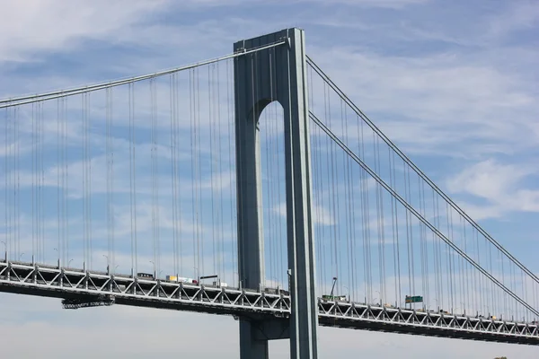 Ponte Verrazano Narrows mostrando muitos carros e caminhões cruzando — Fotografia de Stock