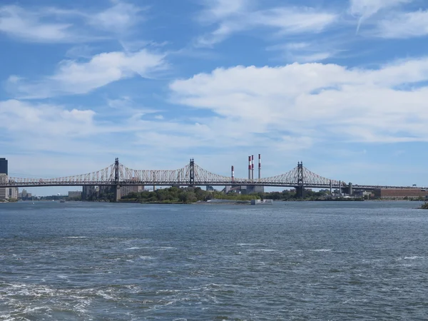 Queensboro bridge z błękitne niebo i chmura formacji w Nowym Jorku — Zdjęcie stockowe