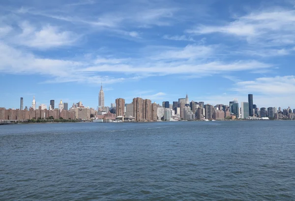 New york city skyline weergave met blauwe hemel en cloud vorming — Stockfoto