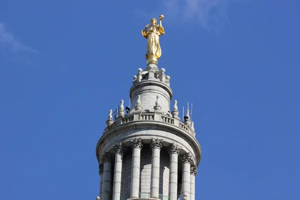 Estatua de Justicia en la parte superior del edificio municipal en la ciudad de Nueva York con brillante fondo azul del cielo — Foto de Stock