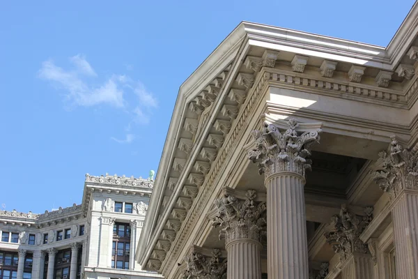 Tweed tingshus visar vackra arkitektoniska detaljer mot blå himmel — Stockfoto
