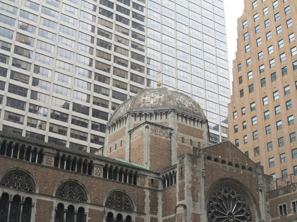 Gereja St. Barth menunjukkan detail arsitektur eksterior yang indah di New York — Stok Foto