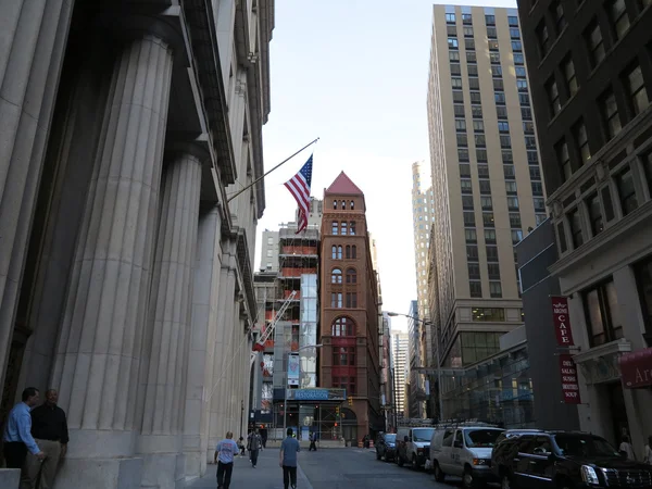 L'edificio Corbin in fase di restauro mentre i lavoratori si prendono una pausa a New York — Foto Stock