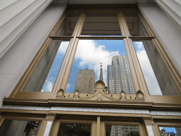 Edificio AT & T que muestra una hermosa arquitectura con otros edificios vistos en sus ventanas — Foto de Stock