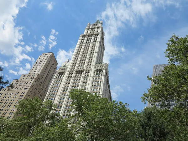 Edificio Woolworth visto desde el City Hall Park en Nueva York —  Fotos de Stock