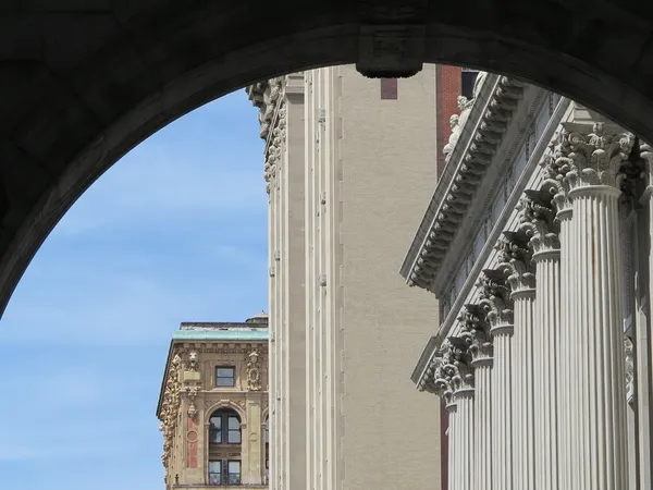 New York City Architecture Seen Thru the Arches of the Municipal Building showing Broadway Chambers Building and Court House — Stock Photo, Image