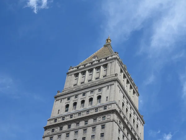 Porción piramidal de la porción del templo corintio del edificio de la corte de Estados Unidos en Nueva York — Foto de Stock