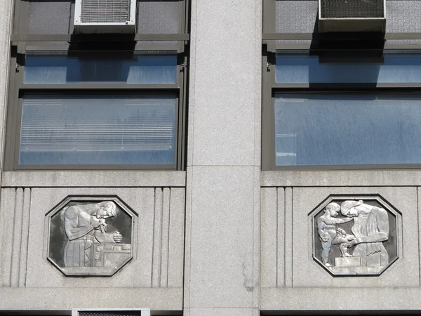 Nuevo irk Departamento de Salud y Servicios Humanos de la Ciudad Edificio con Art Deco relieve temático ocupacional —  Fotos de Stock