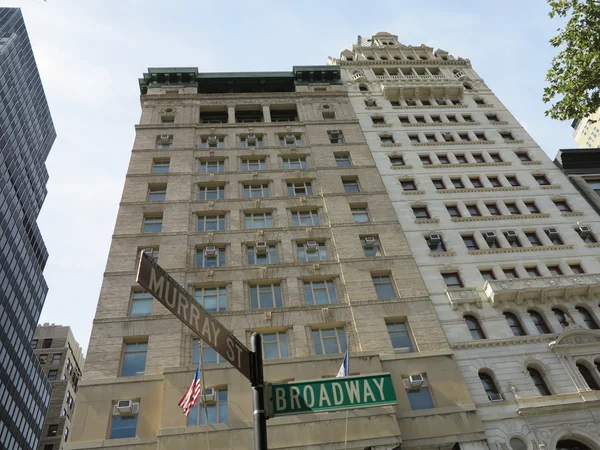 Huis levensverzekeringen gebouw en andere klassieke architectuur op broadway en murray in new york — Stockfoto