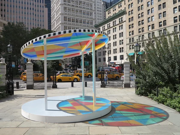 Taxi di New York e Fondo Pubblico per Art Sun Catcher Mostra al City Hall Park nel 2013 — Foto Stock