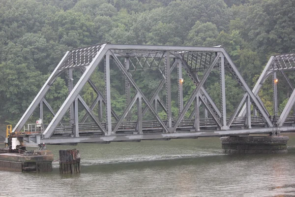 Zužuje oblast s mostů v akci u george washington bridge v new Yorku — Stock fotografie
