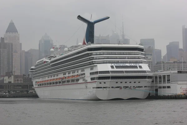 Корабль Carnival Cruise Line припарковался у доков на Манхэттене в Нью-Йорке — стоковое фото