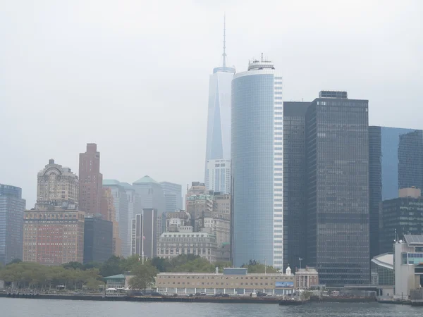 Вид Нью-Йорка на Лоуэр Манхэттен в плохую погоду с лодки — стоковое фото
