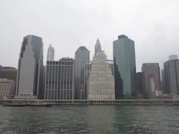 Nueva York Vista del Bajo Manhattan en un día de mal tiempo visto desde el barco —  Fotos de Stock