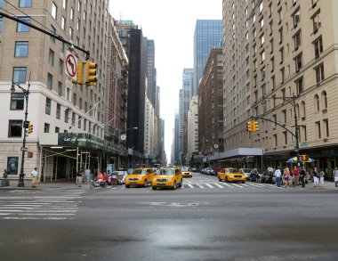 new york city taksówki czeka z kolei na 5th avenue po deszczu burza w Nowym Jorku