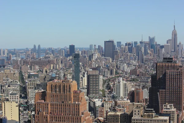 Historische en moderne architectuur van New york stad gezien vanuit de 54e verdieping van de millennium hilton hotel in new york — Stockfoto