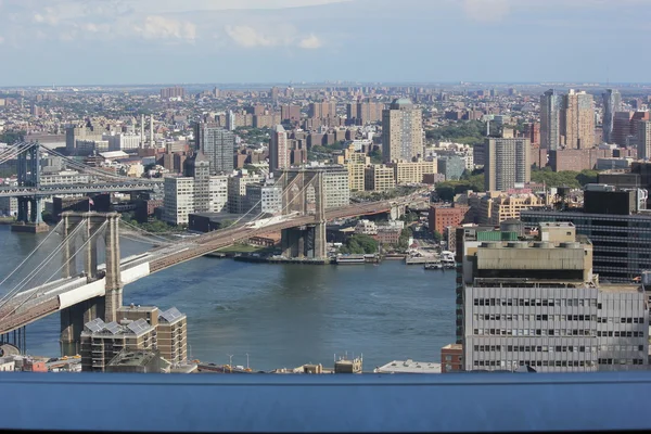 Vista das pontes Brooklyn e Manhattan do 54th Floor of The Millennium Hilton Hotel — Fotografia de Stock