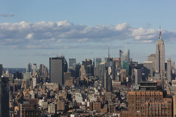 New Yorks historiska och moderna arkitekturen tittade på från 54: e våningen i millennium hilton hotel i new york — Stockfoto