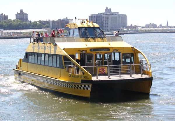 Turistas y lugareños disfrutan de un viaje en verano a bordo del ferry en taxi acuático de Nueva York — Foto de Stock