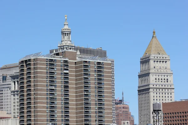 Bekijken van gemeentelijke gebouw en ons Hof huis gezien van south street seaport in new york — Stockfoto