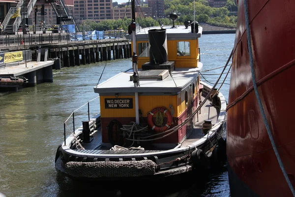 Wo decker historycznych holownik zaparkowane wzdłuż statku ambrose w south street seaport w Nowym Jorku — Zdjęcie stockowe