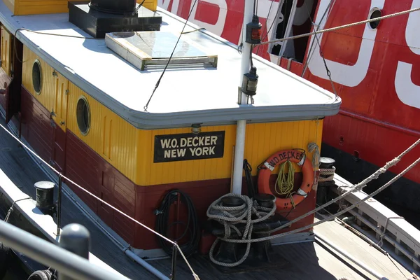 WO Decker Historical Tugboat estacionado a lo largo de la nave Ambrose en South Street Seaport en Nueva York — Foto de Stock