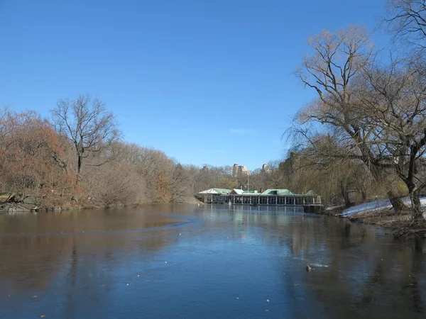 Bootshaus am Central Park in New York mit zugefrorenem See im Winter — Stockfoto