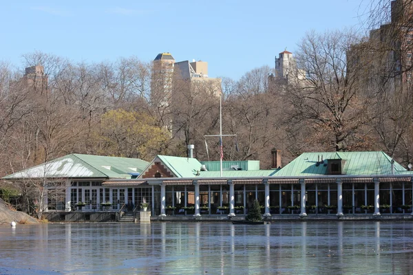 Дом на лодке в Центральном парке в Нью-Йорке, озеро замерзает зимой — стоковое фото