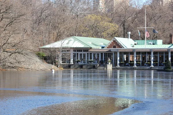 Boot huis in central park in new york met meer bevriezing in de winter — Stockfoto