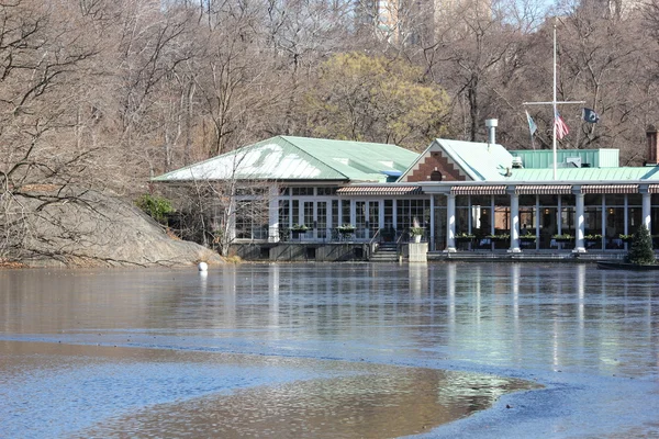 Hausbót v central parku v new Yorku se zamrznutím v zimě jezero — Stock fotografie