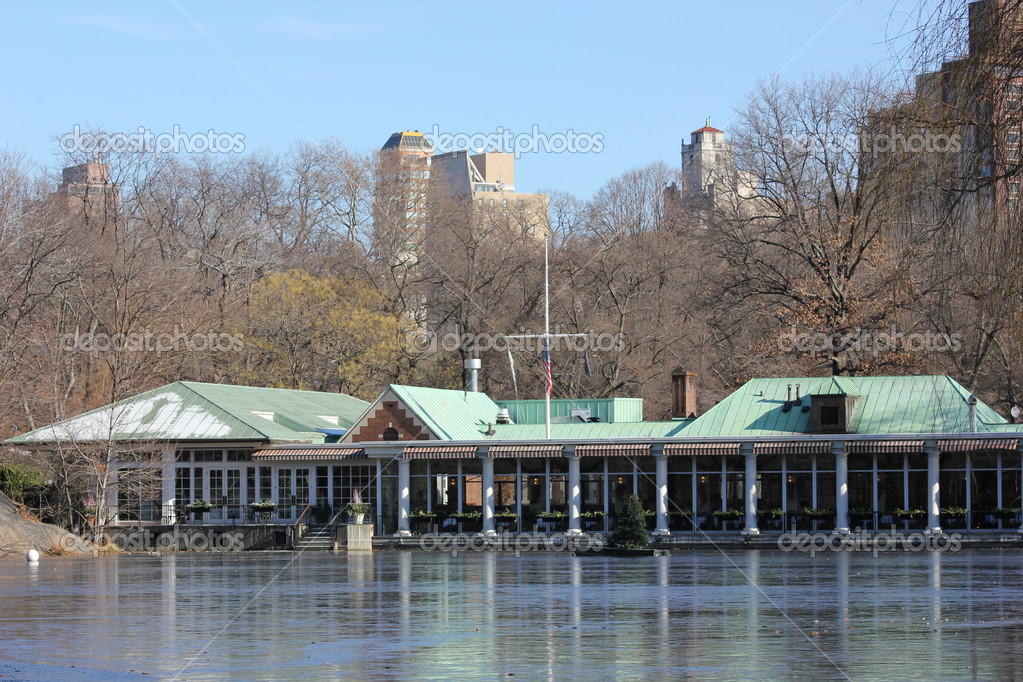 Boat House at Central Park In New York with Lake Freezing Over in Winter — Stock Photo