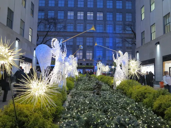2013 年にクリスマス ツリーが点灯を取得する前にニューヨークのロックフェラー ・ センター — ストック写真