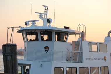 milli park Servisi tekne arka planda Özgürlük heykeli ile gün batımında