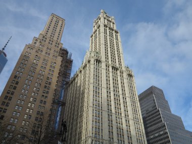 Woolworth Binası ve diğer mimari New York hareketli bulut örtüsü ile mavi gökyüzü karşı