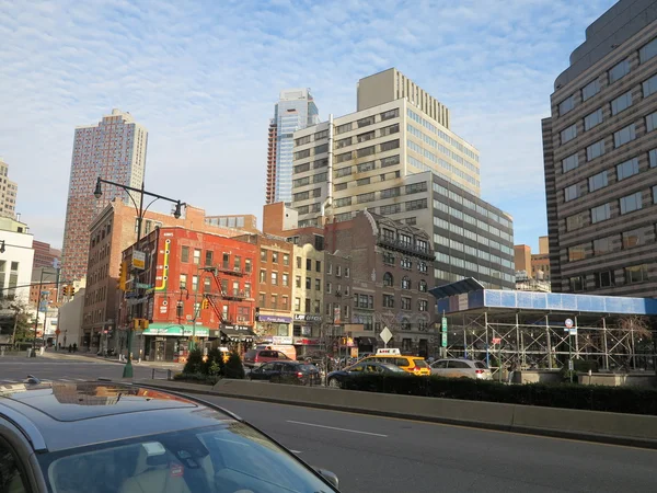 Αρχιτεκτονική και απασχολημένος σκηνή δρόμο στο Μπρούκλιν της Νέας Υόρκης — Φωτογραφία Αρχείου