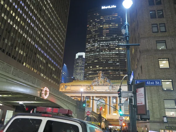 Grand Central Station en Nueva York Vista desde la calle 42 por la noche — Foto de Stock