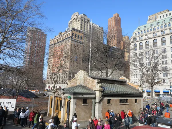Pessoas desfrutando Battery Park em Nova York com arquitetura histórica em segundo plano — Fotografia de Stock