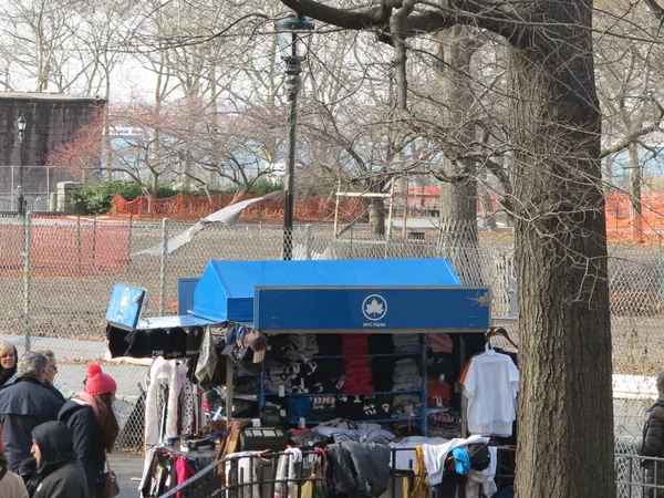 Souvenirstand am Eingang zum Batteriepark mit Touristen, die bereit sind, in New York Geld auszugeben — Stockfoto