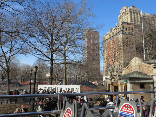 Osób korzystających z battery park w Nowym Jorku z zabytkową architekturą w tle — Zdjęcie stockowe