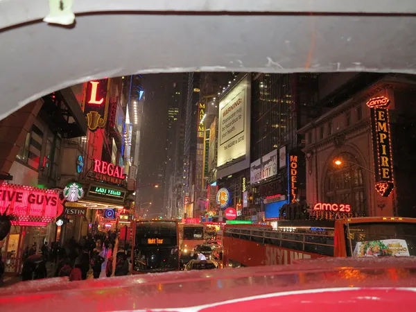 ツアー バス表示時間の正方形の雨の夜にニューヨークで — ストック写真