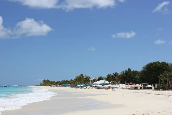 Ludzie cieszyć się tego dnia w mieście shoal bay beach na Anguilli — Zdjęcie stockowe